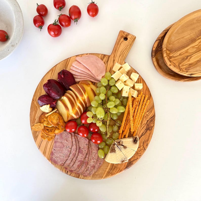 Custom engraved olive wood pizza board – a must-have for family gatherings