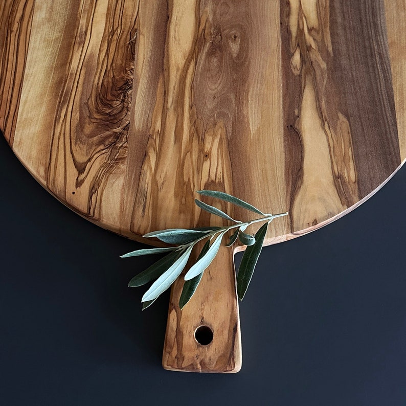 Custom engraved olive wood pizza board – a must-have for family gatherings