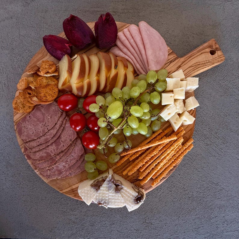 Custom engraved olive wood pizza board – a must-have for family gatherings
