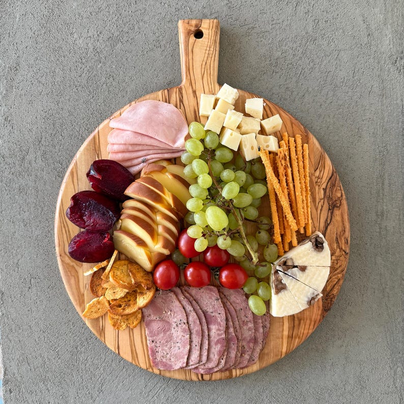Custom engraved olive wood pizza board – a must-have for family gatherings