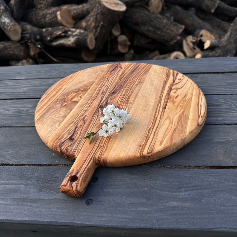 Custom engraved olive wood pizza board – a must-have for family gatherings