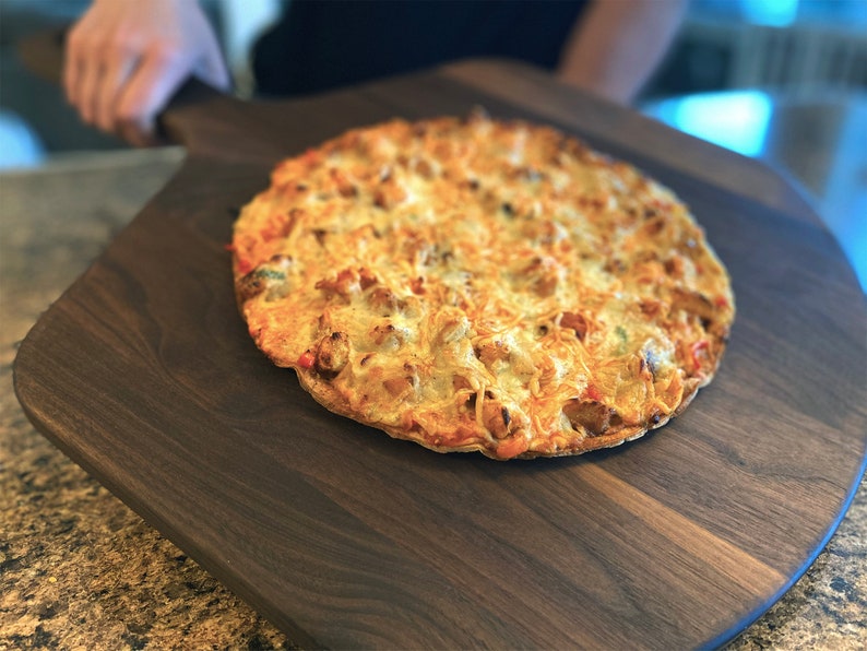 walunt pizza boards can be customized with engraving as gifts for family members.